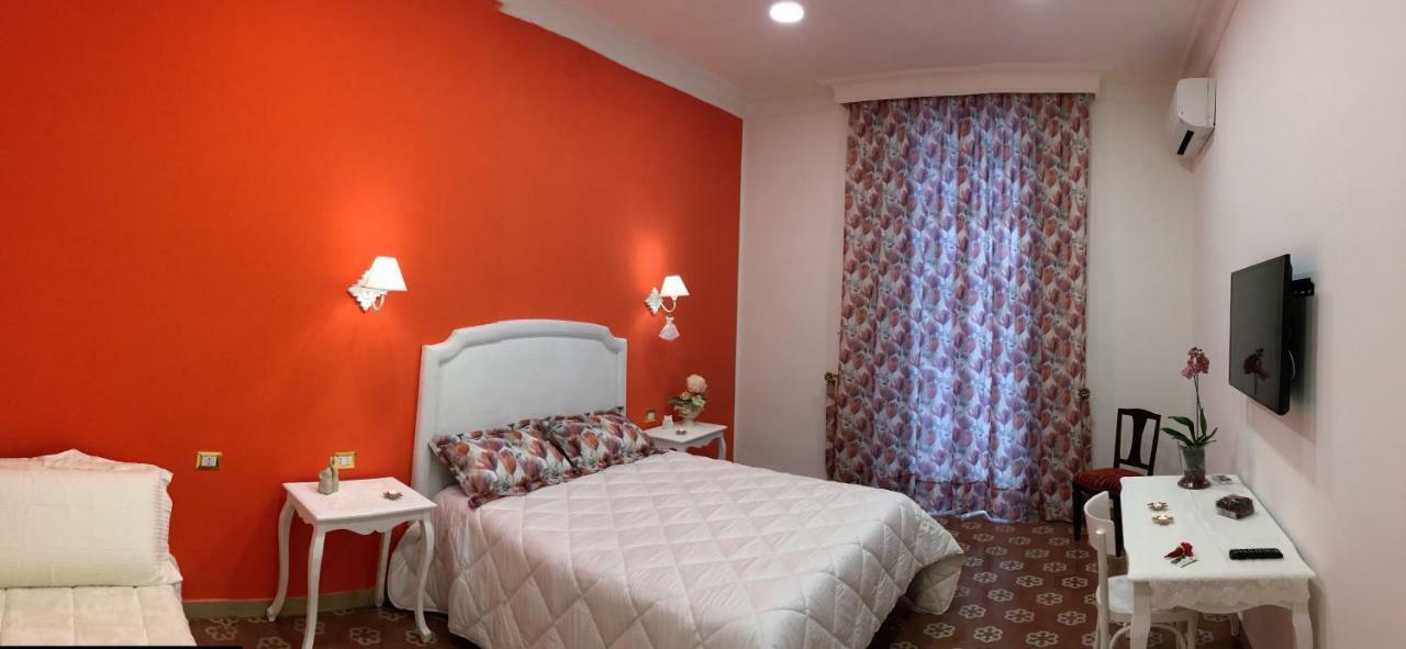 B&B Resta Cu Mme Napels Buitenkant foto