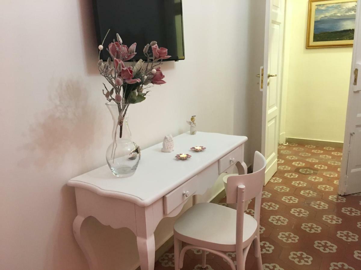 B&B Resta Cu Mme Napels Buitenkant foto