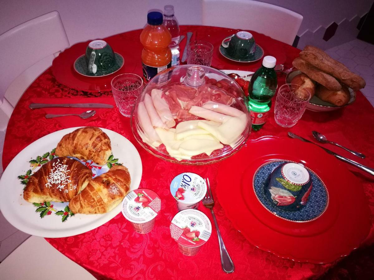 B&B Resta Cu Mme Napels Buitenkant foto