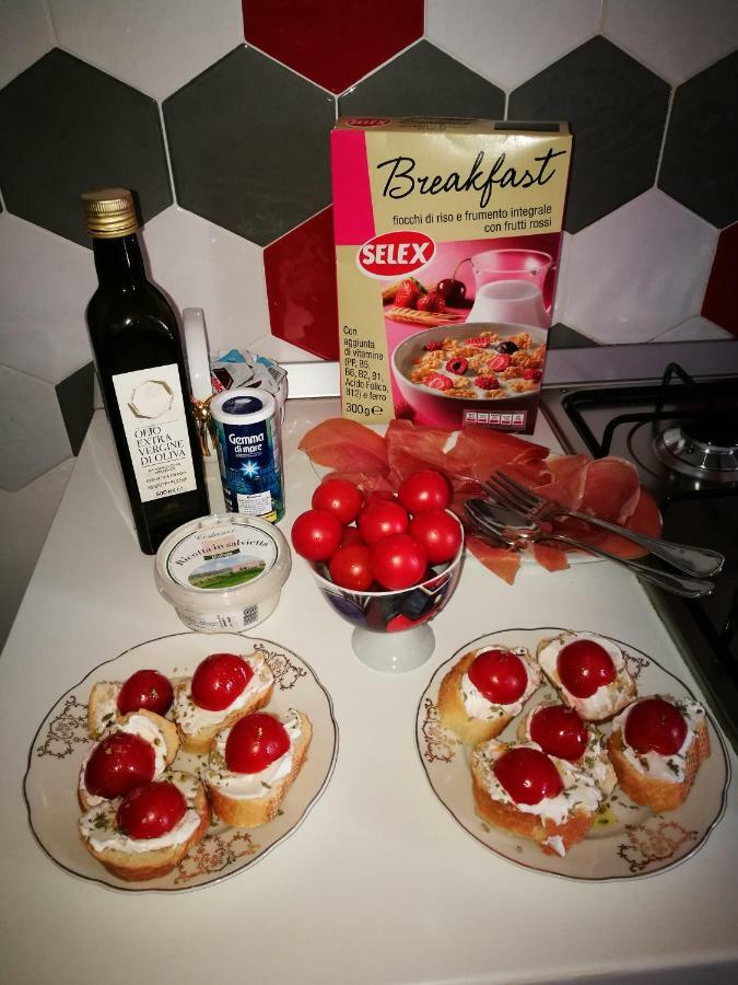 B&B Resta Cu Mme Napels Buitenkant foto