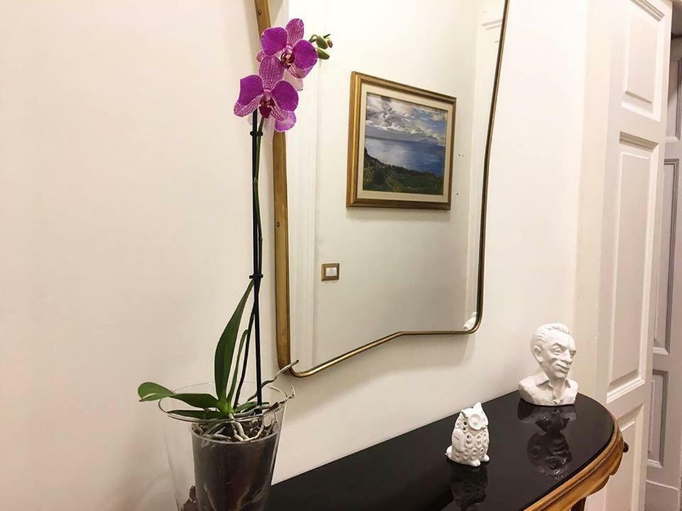 B&B Resta Cu Mme Napels Buitenkant foto