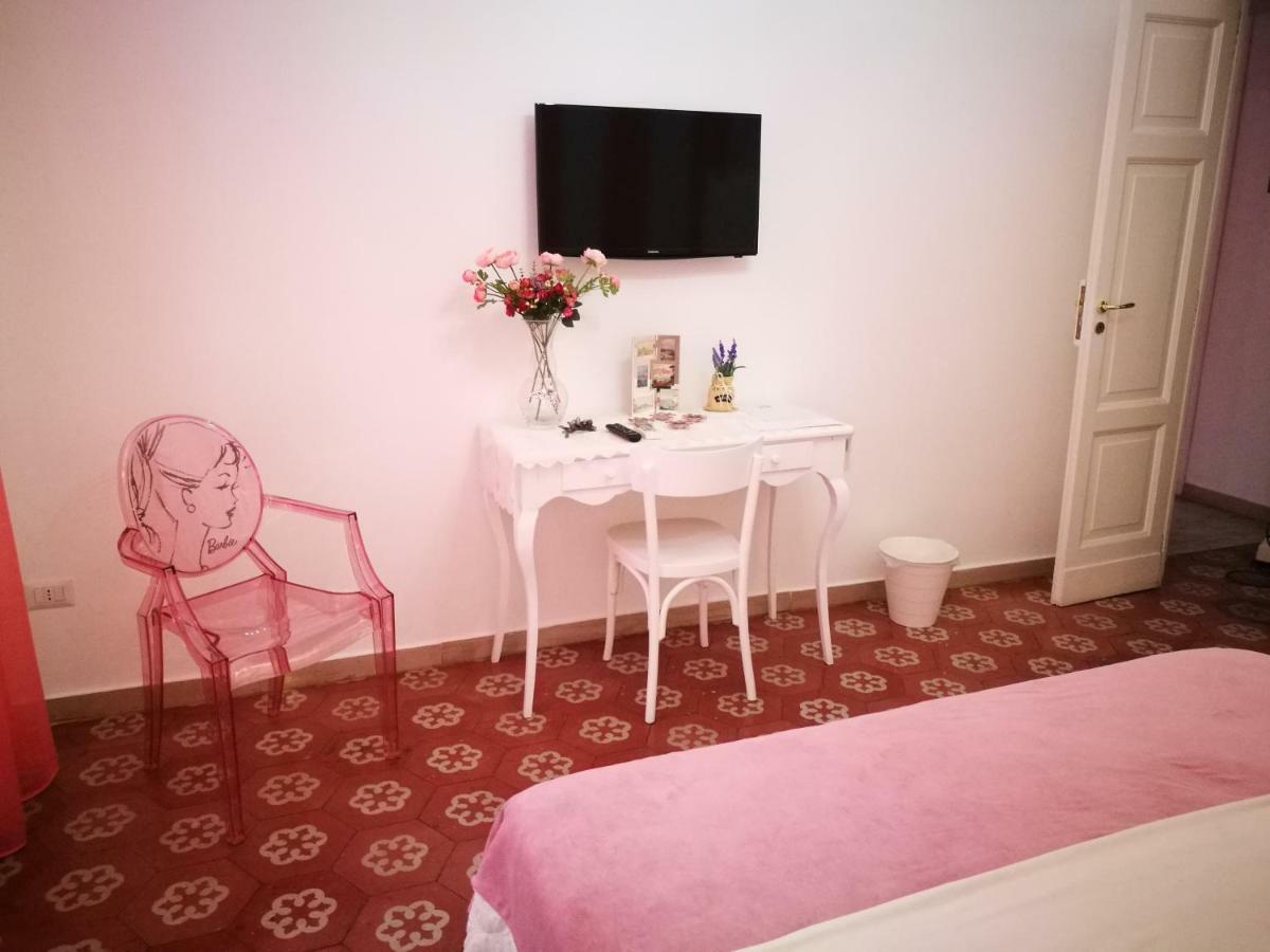 B&B Resta Cu Mme Napels Buitenkant foto